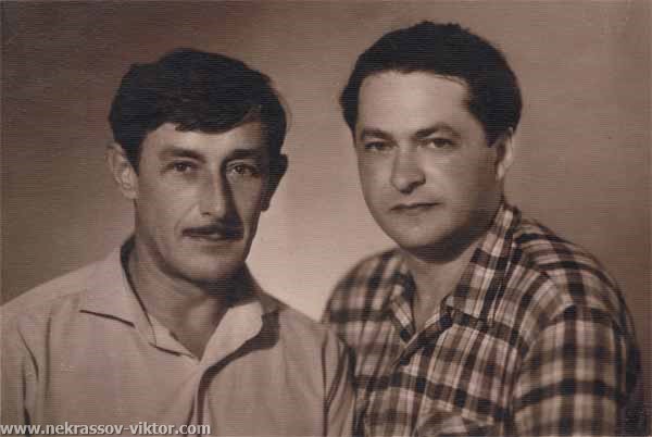 Виктор Некрасов и Исаак Крамов, брат Леонида Волынского, Киев, 16 июля 1960 г.