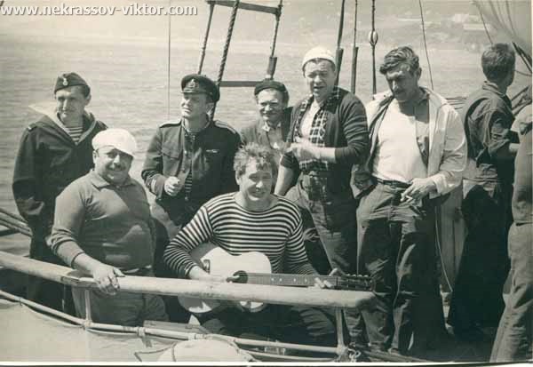 В центре Станислав Славич, Леонид Волынский, Виктор Некрасов, Крым, 1960-е